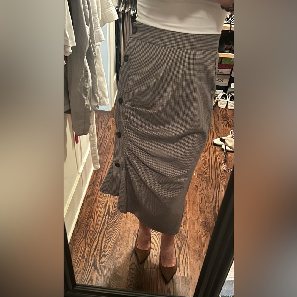 Houndstooth pencil skirt with side buttons and gather detail.